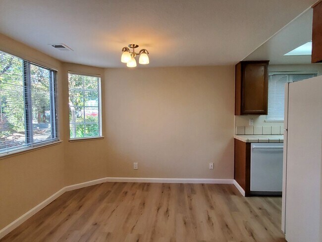 Foto del edificio - Spacious Downstairs Condo, New Wood Floori...