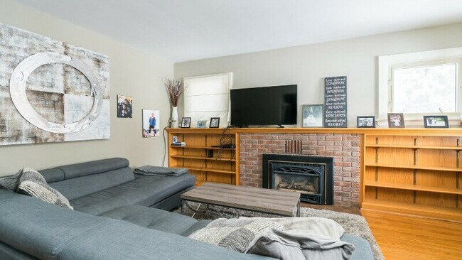 Building Photo - Charming 2+ DEN Whole Home Rental  in Old ...