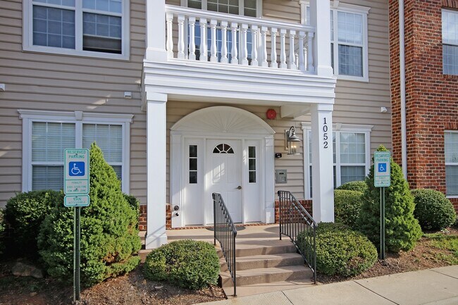 Building Photo - Sunlit Condo With Easy Access to Rt 29