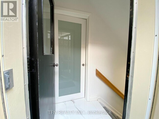 Photo du bâtiment - 8 Ravencliff Crescent