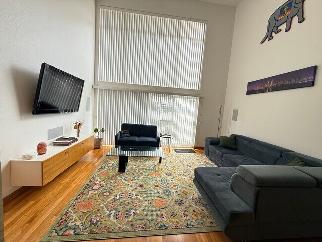 Foto del edificio - Charming Loft - 2 bed/ 2.5 bath in prime d...