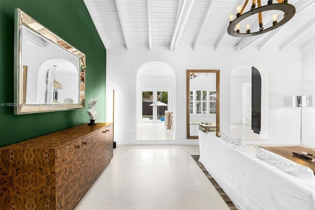 Foto del edificio - 712 NE 72nd St