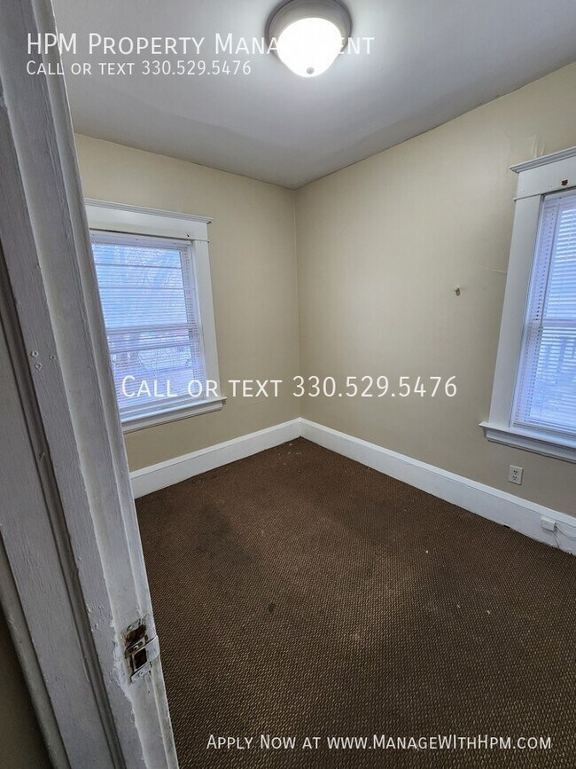 Building Photo - Spacious 3 Bedroom Duplex!