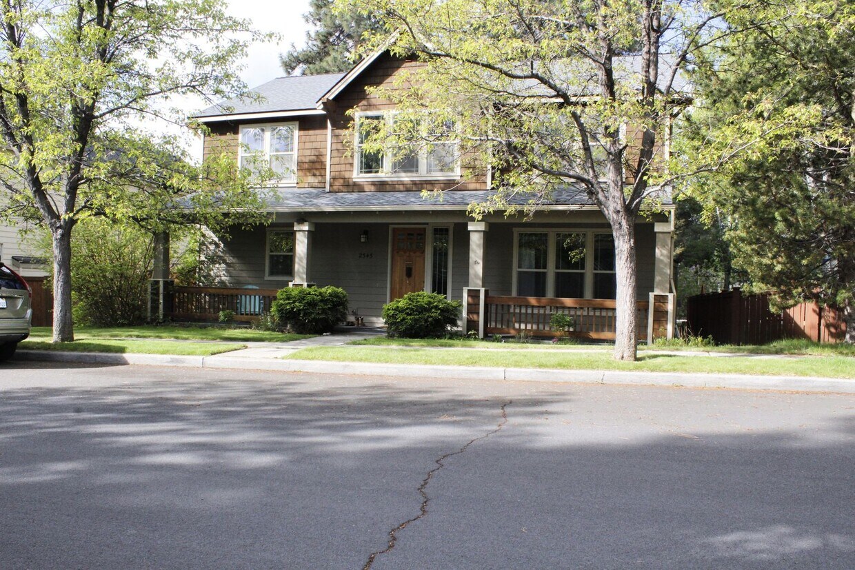 Foto principal - Gorgeous NW home with 3 primary suites 3.5...