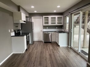 Building Photo - 3950 NE Vista del Rey Dr