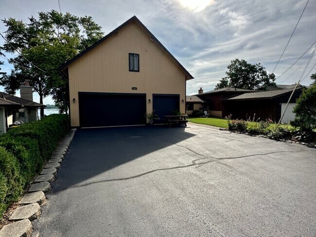 Foto del edificio - 4106 W Lake Shore Dr