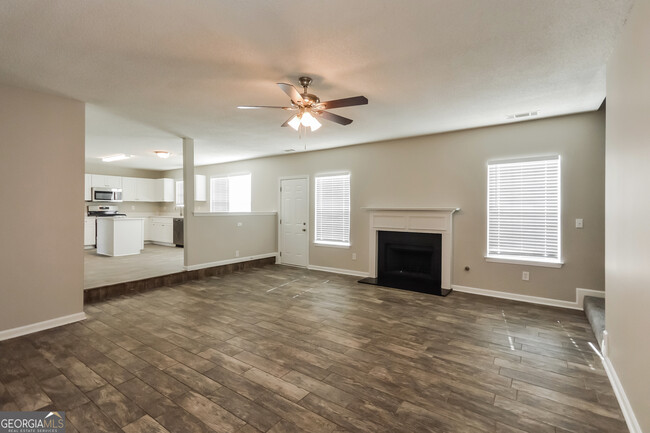 Foto del edificio - 220 Hillside Oak Ln