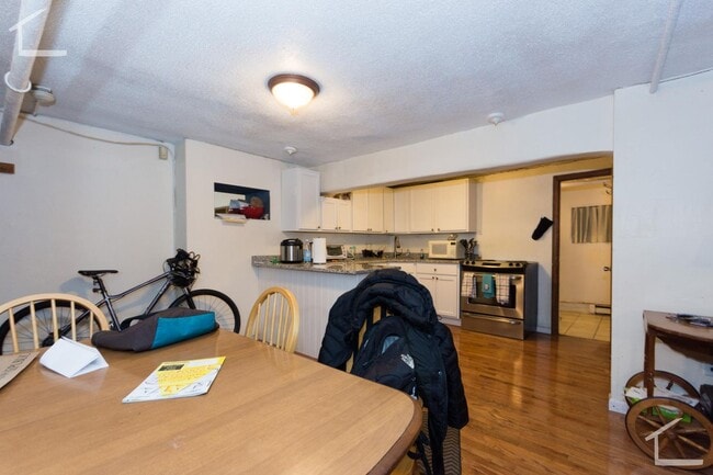 Building Photo - 207 Pleasant St