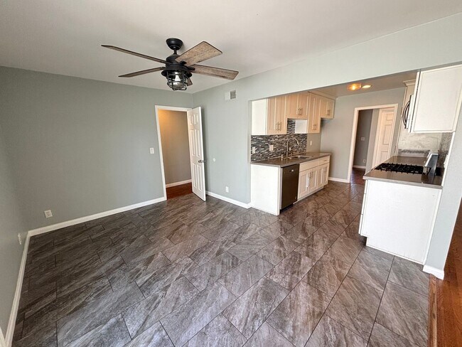 Foto del edificio - Clean and Upgraded 4 Bedroom Home Availabl...