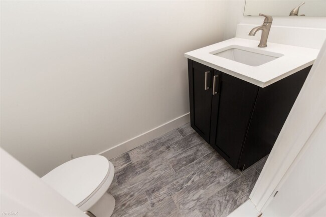 Foto del edificio - 2 br, 1 bath Triplex - 2308 E LEHIGH AVE U...