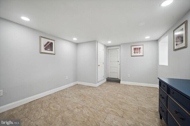 Building Photo - 800 S 60th St