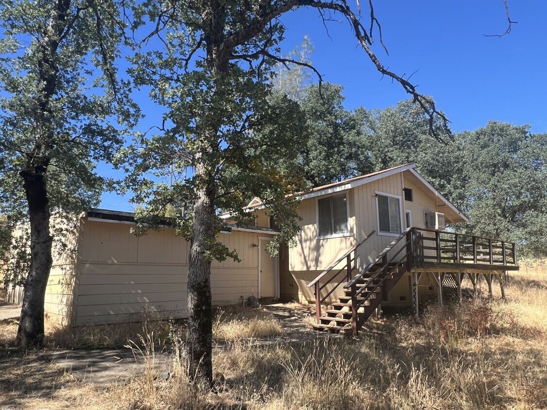 Primary Photo - Country Home off Old Oregon Trail