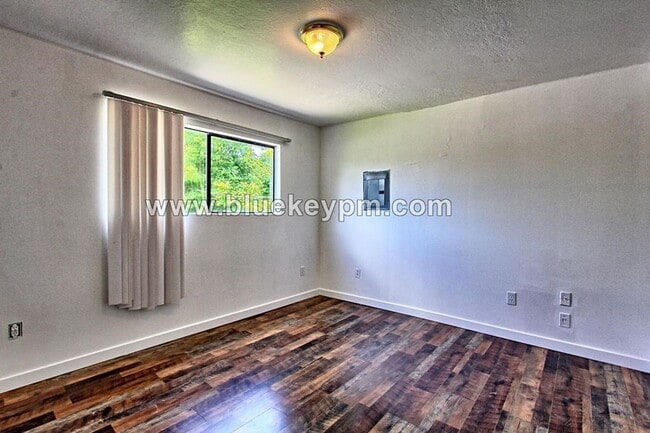 Building Photo - Upper Floor 1 Bed, 1 Bath Duplex Unit for ...