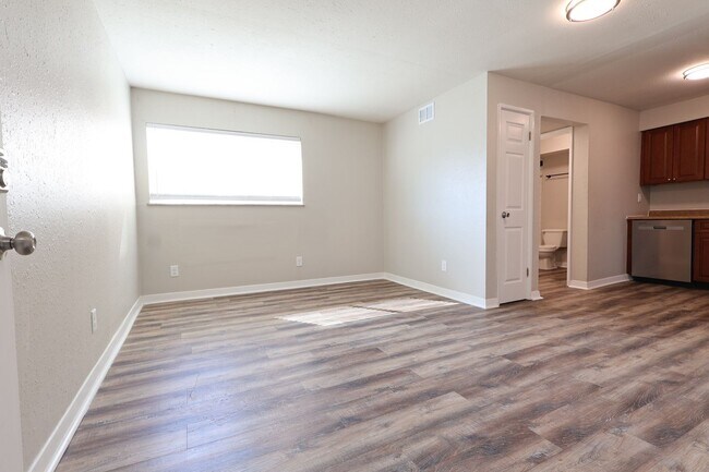 Foto del edificio - Beautiful 1 Bedroom w/ Off-Street Parking