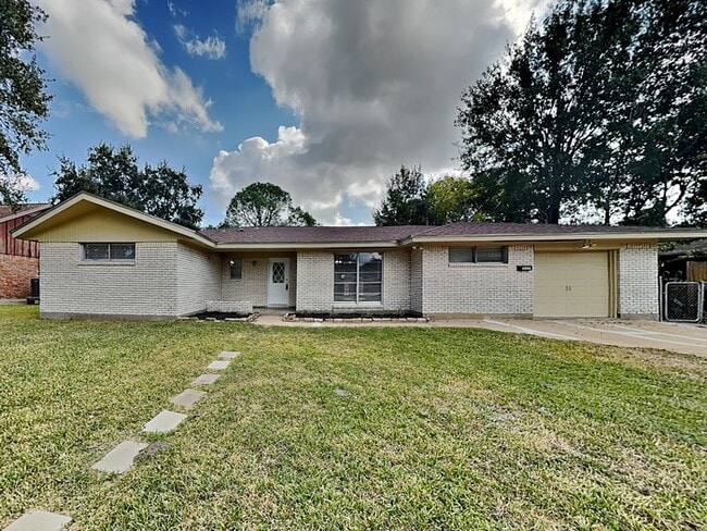 Building Photo - 1607 17th Ave N