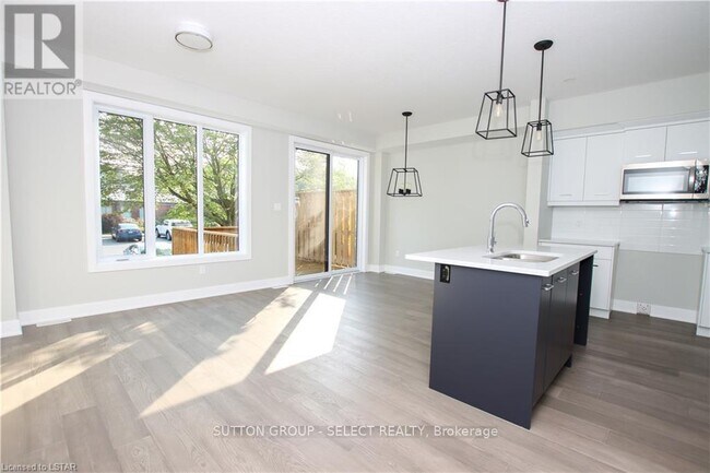 Building Photo - 601 Lions Park Dr