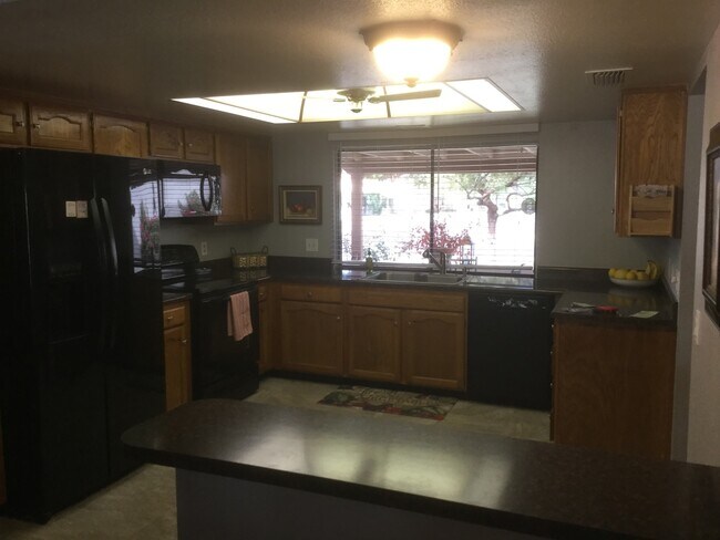 Building Photo - Summer/Fall Seasonal Rental Available Dece...