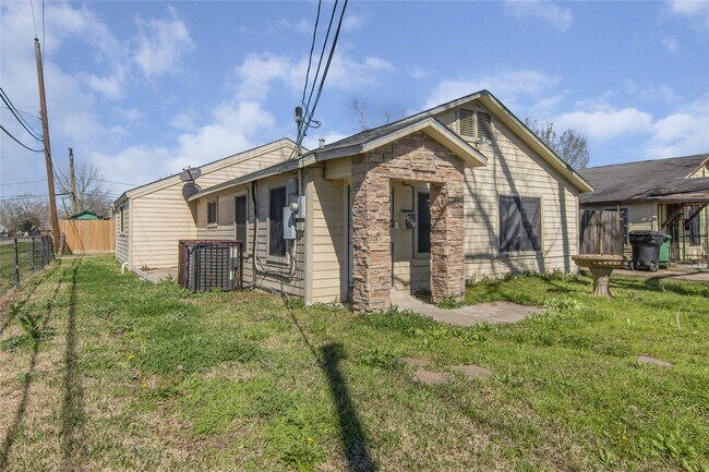 Building Photo - 4401 Elmwood St