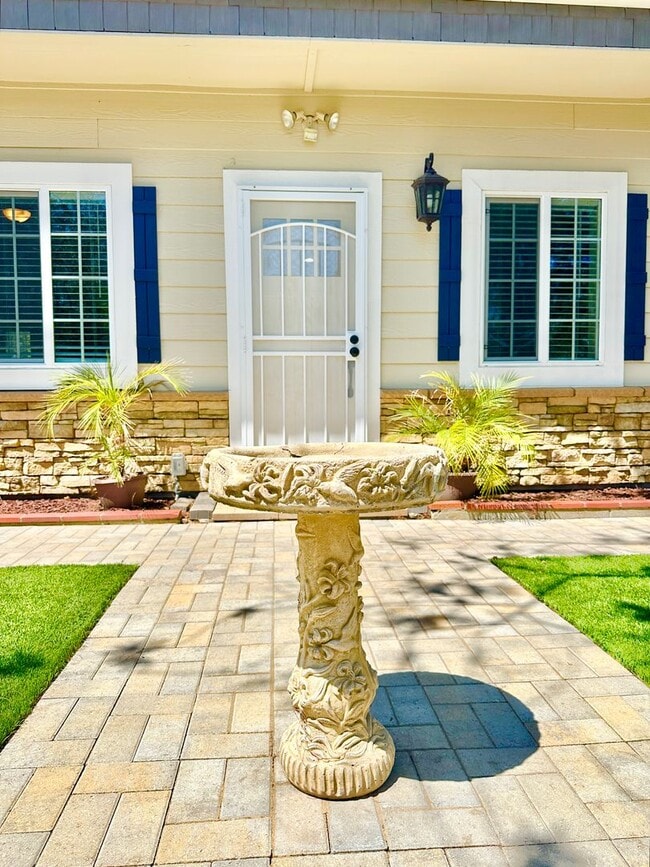 Building Photo - Stunning Top to Bottom, Inside & Out Remodel Job on this Rental Home, Minutes to Fallbrook or Bon...