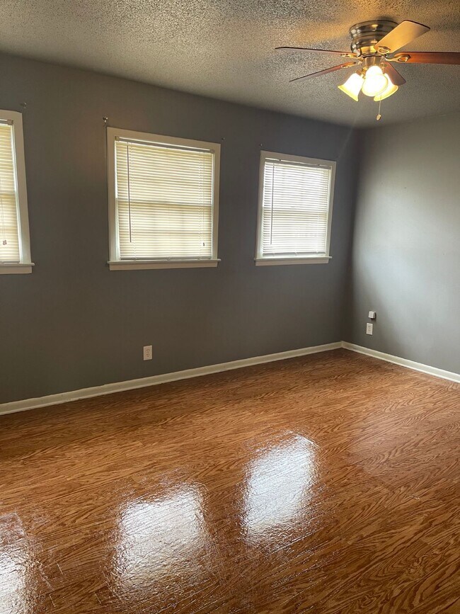 Foto del edificio - "Charming 2 Bed, 1.5 Bath Apartment in Jon...