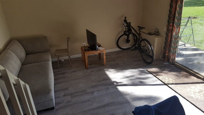 Building Photo - Beautiful 2 Bedroom, 1.5 Bathroom Apartment Available August 1st!