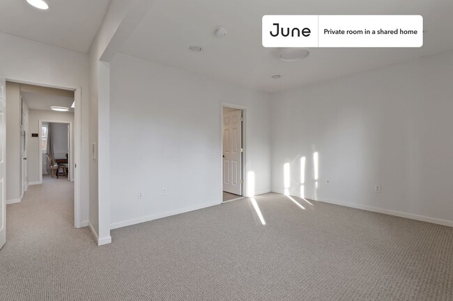 Building Photo - Private bedroom in 8 bed/5 bath Home