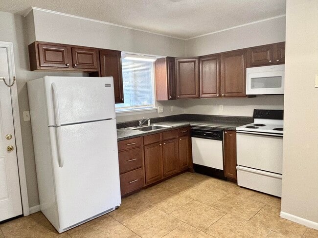 Building Photo - 322 Pelham Rd