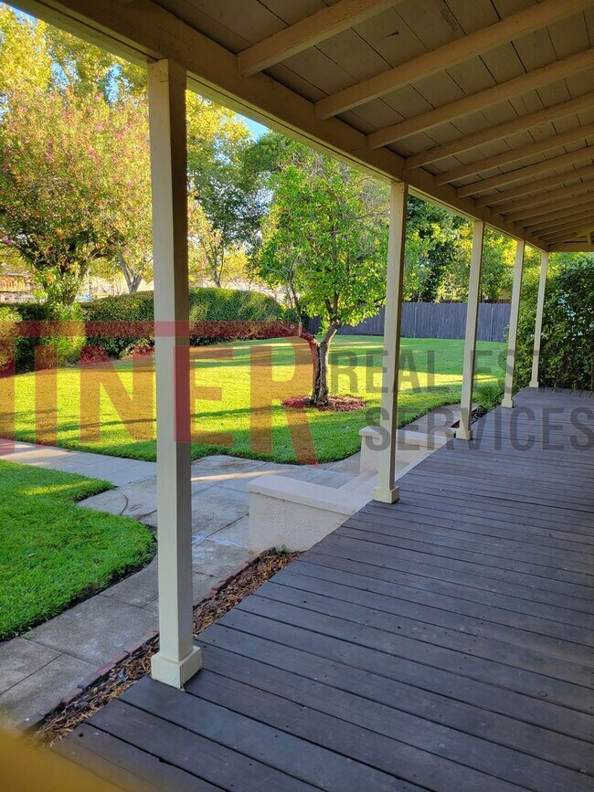 Foto del edificio - Quaint 3 Bedroom home in Old Roseville!