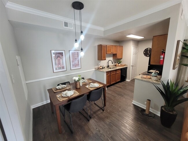 Building Photo - 7250 W Greens Rd