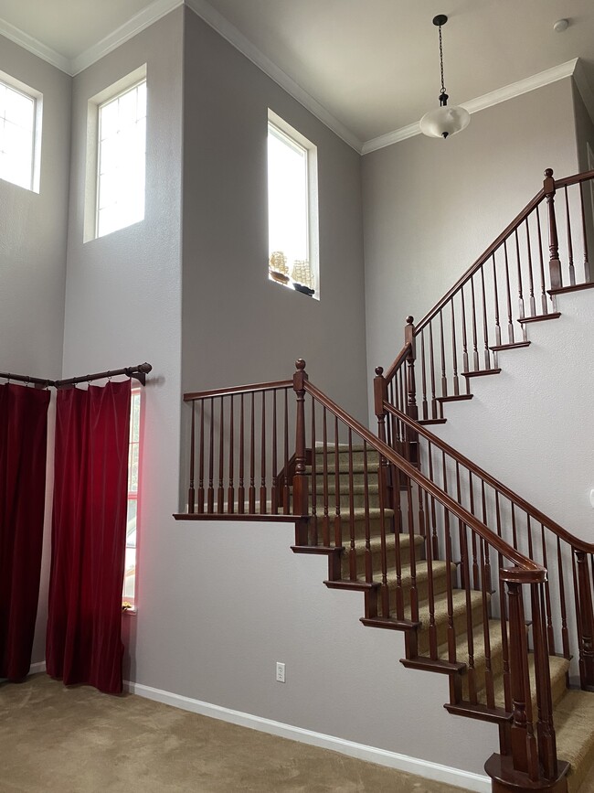 High ceiling living room - 5675 Lolet Way