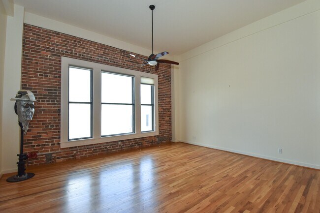 Building Photo - 915 Franklin St