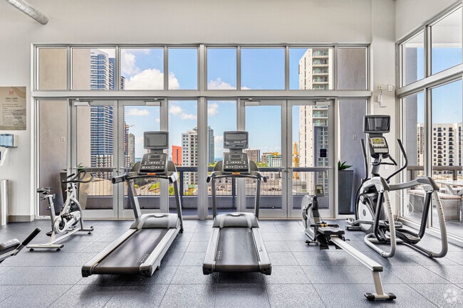 Sala de cardio con terraza con vista a Brickell - Brickell View Terrace