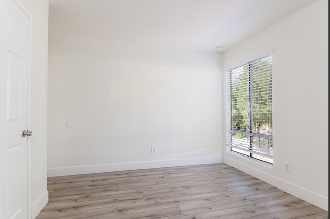 Foto del edificio - 1051 Rock Springs Rd