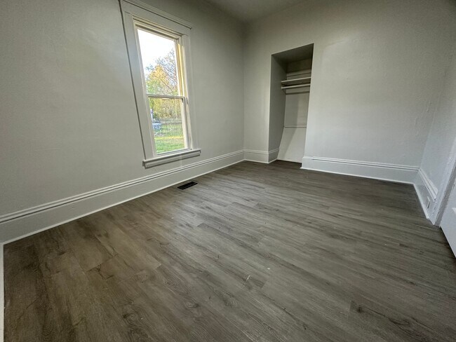 Building Photo - 1237 Maple Ave