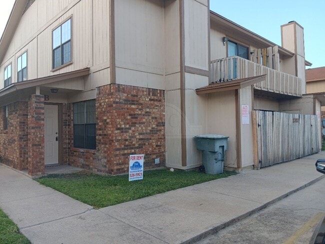 Building Photo - 3707 Hereford Ln