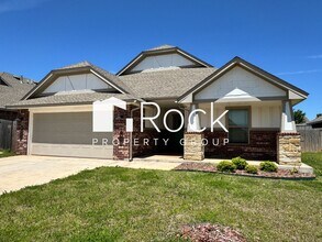 Building Photo - 1111 Magnolia Dr