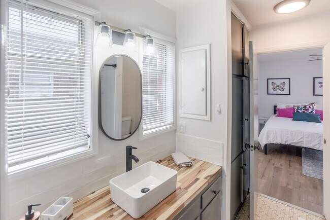 Foto del edificio - Charming Furnished 2BR/1BA in Midtown Savannah – Close to Everything! Unit 2