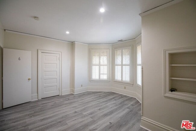 Bedroom with bay window - 1325 W Adams Blvd