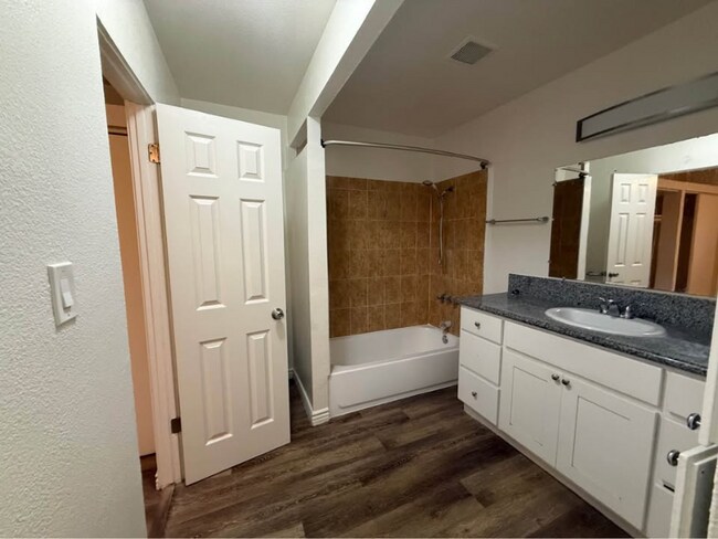 Foto del edificio - 16131 Eucalyptus Ave