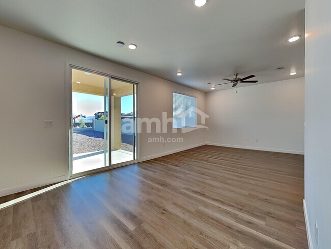 Foto del edificio - 9745 W Luxton Ln