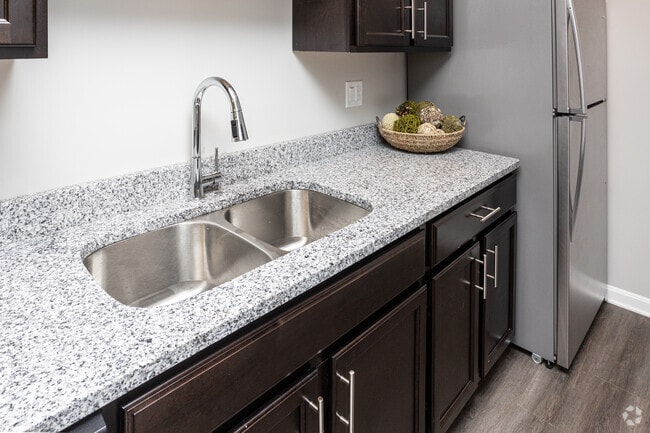 2BR, 2BA - Kitchen - Wolf Run Park Apartments