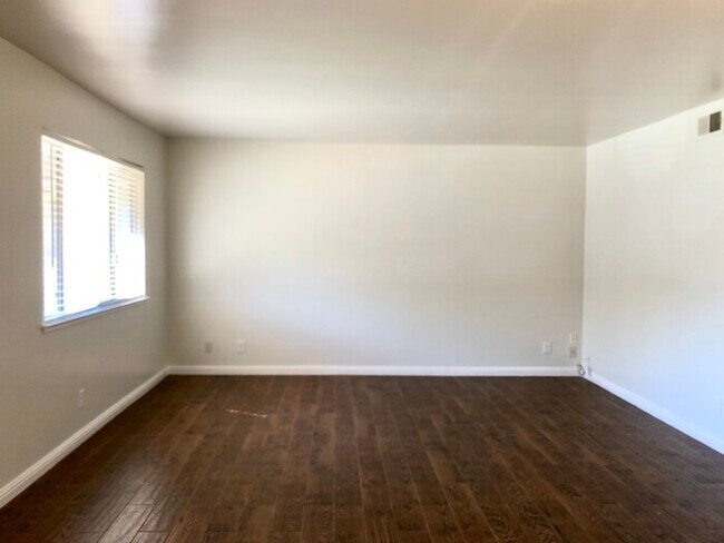Building Photo - 255 Sharp Cir