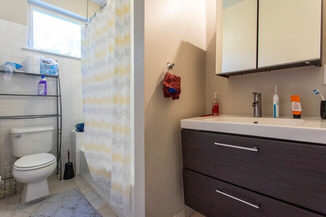 Baño 1 - 1613 N Sydenham St