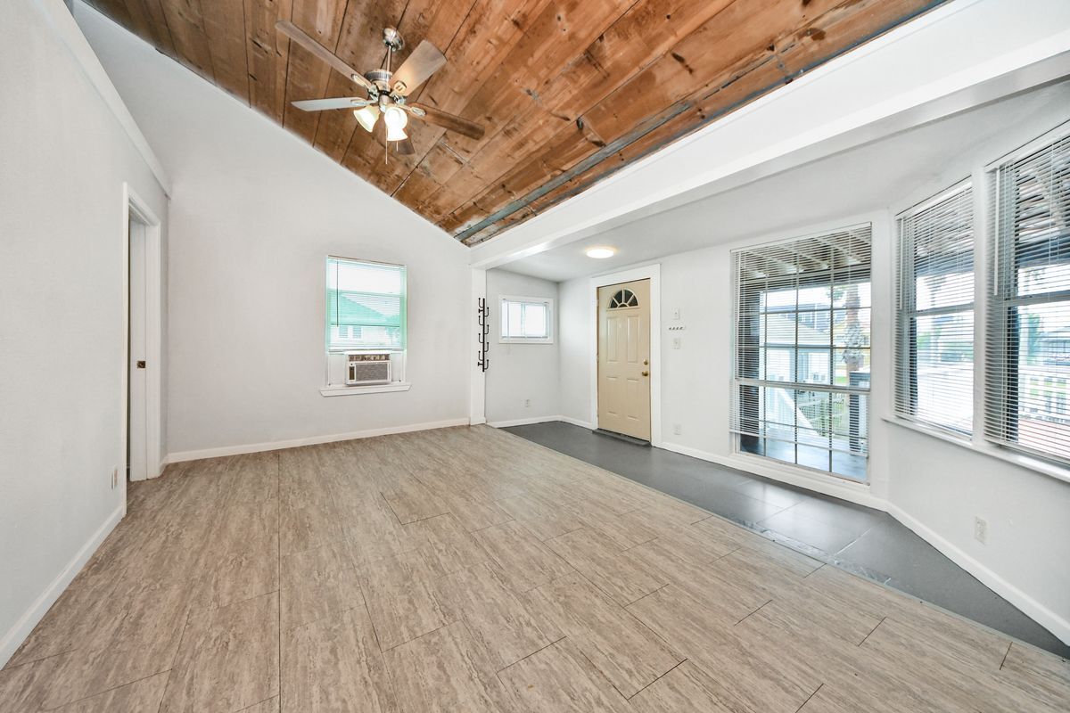 Foto del edificio - 814 Broadway Avenue J