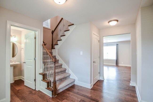Building Photo - Pet Friendly in Rossview!