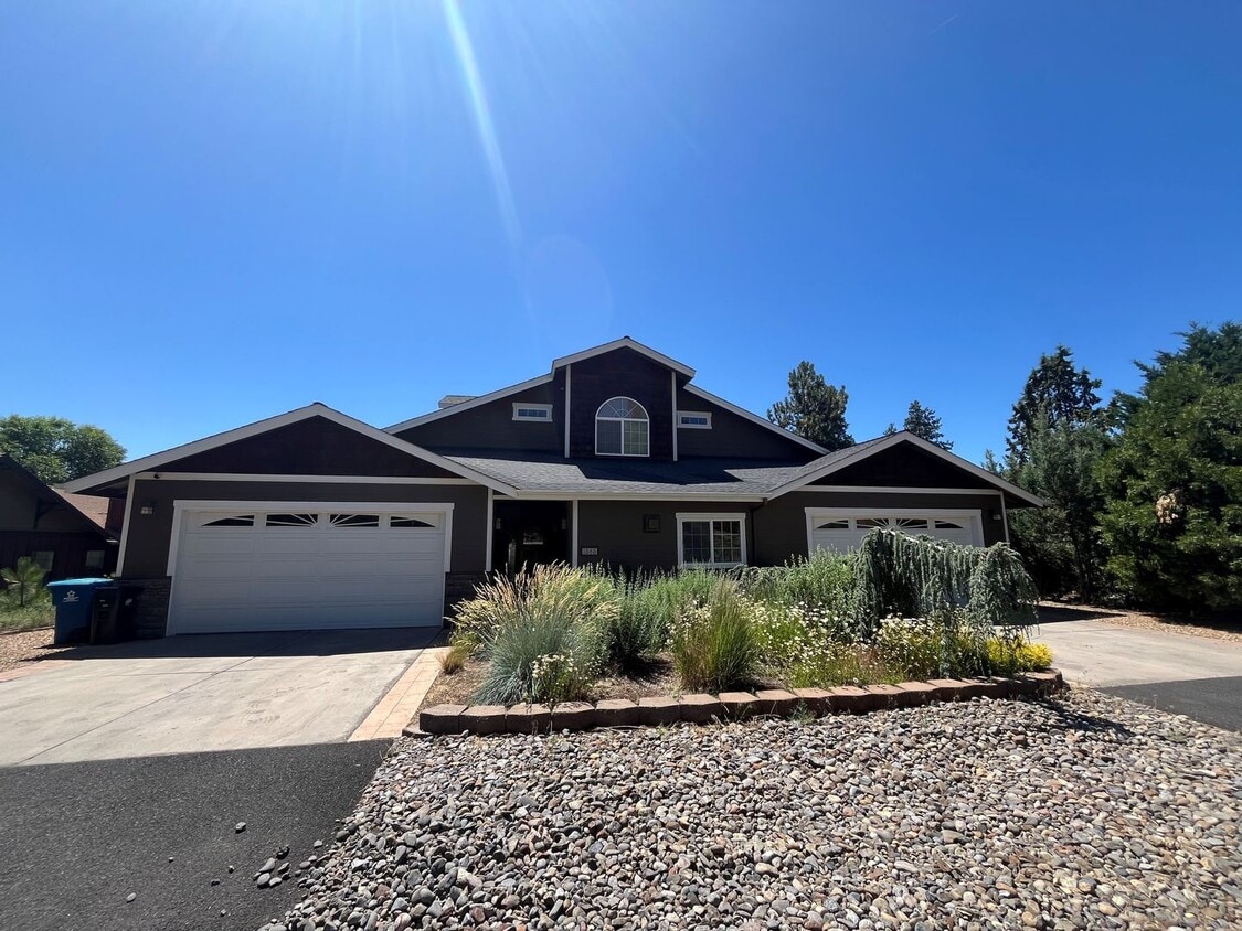 Foto principal - Spacious 3 Bed/3.5 Bath Home with Two Prim...