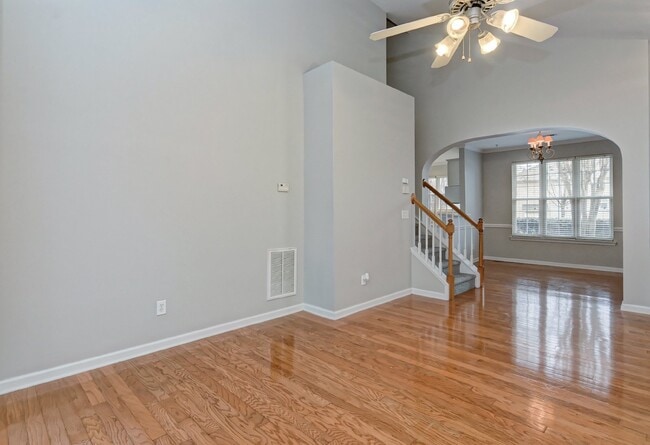 Building Photo - End-Unit 3br/2.5bth Townhome in Villages o...