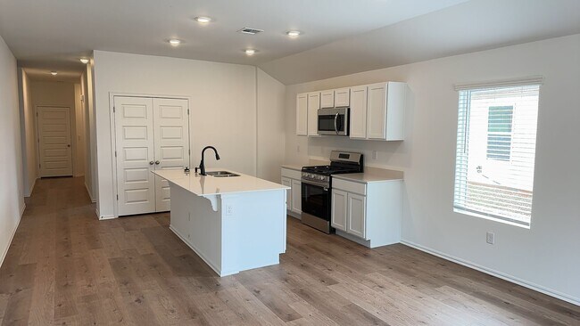 Foto del edificio - Brand New 4 Bedroom 2 Bath Home in Mustang Schools