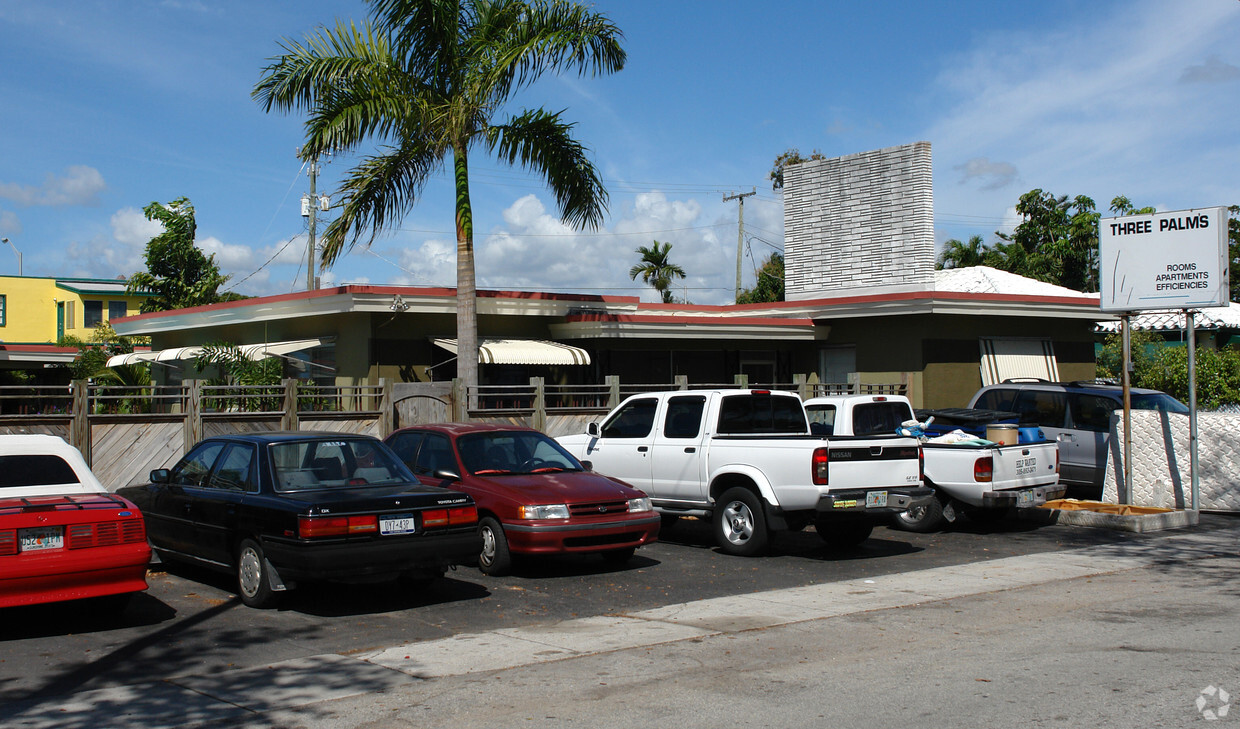 Building Photo - Three Palms