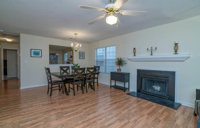 Building Photo - Well Maintained 2 Bedroom 2 Bathroom Townh...